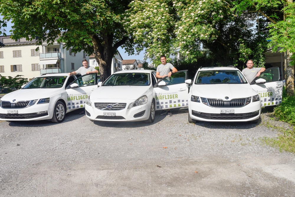 Schliesstechnik Experten mit Fahrzeugen